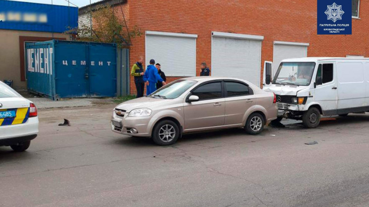 У Кропивницькому старенький Mercedes врі…