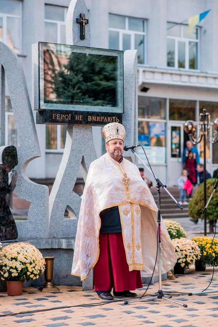 Оригінальний пам'ятник з сенсорним екран…