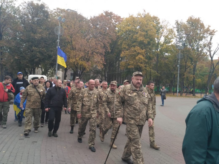 Центром Дніпра рухається колона Захисник…