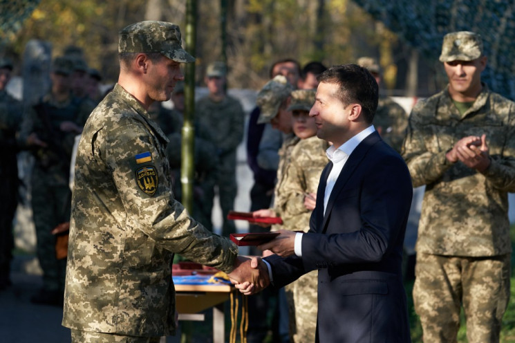 Зеленський на Донбасі нагородив військов…