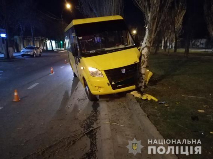 У Миколаєві маршрутка протаранила дерево…