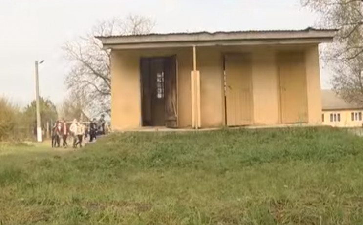На Хустщине строят школьный туалет за $1…