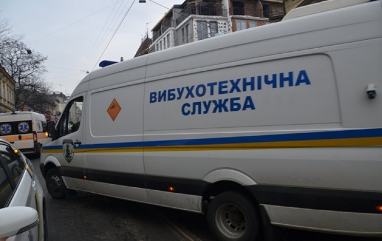 В Харькове ищут взрывчатку в школах и ги…
