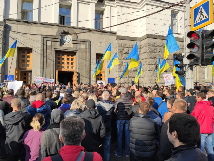 Під вікнами Кернеса проходять кілька пік…