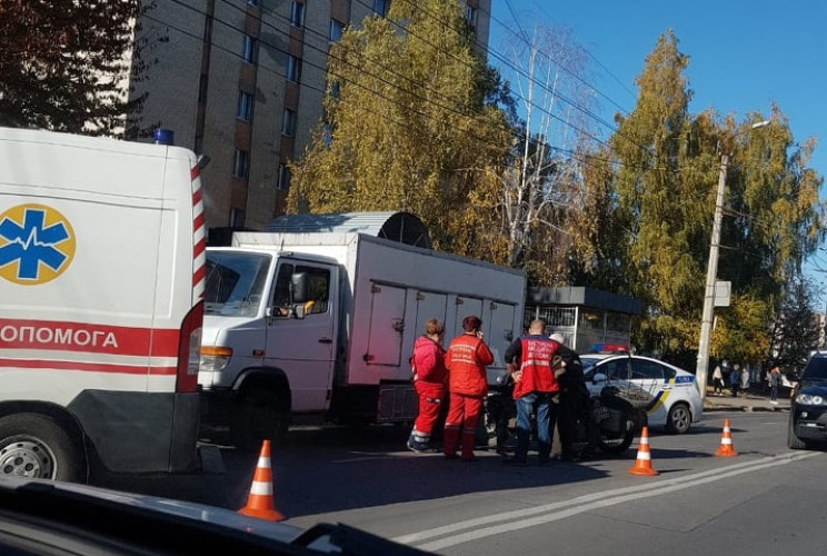 У Хмельницькому мотоцикл в'їхав у вантаж…