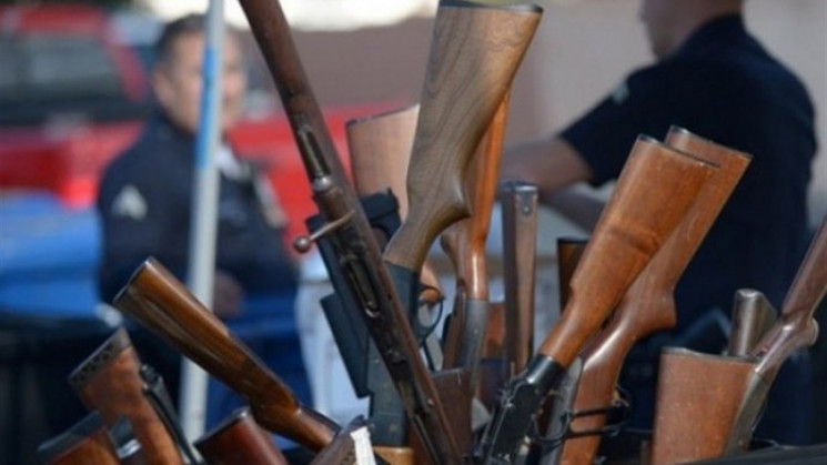 Жителі Тернопільщини несуть зброю у полі…