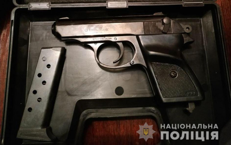 Житель Одещини погрожував пістолетом сво…