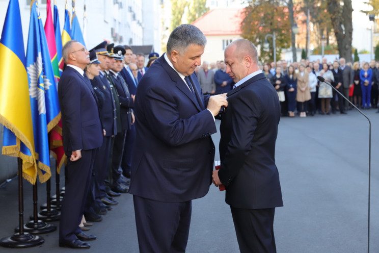 Аваков наградил орденом майора-пограничн…