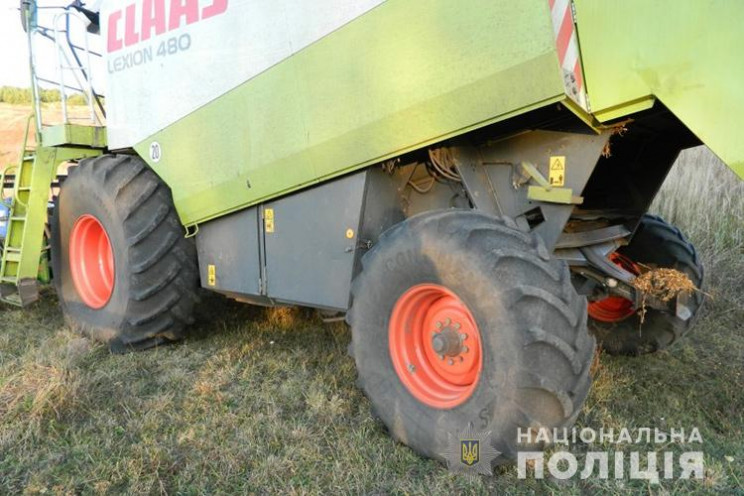 На Тернопільщині комбайн буквально розча…