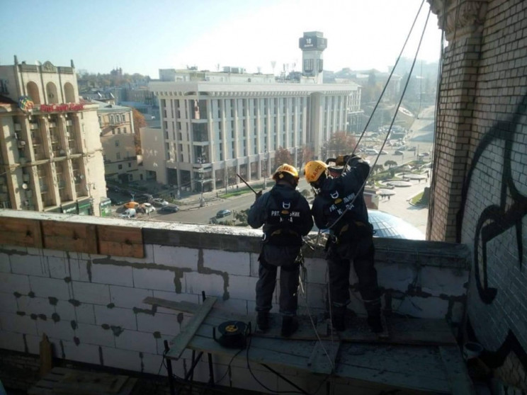 Розпочався демонтаж "курника" на Майдані…