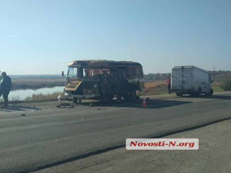 На Николаевщине столкнулись автобус с во…