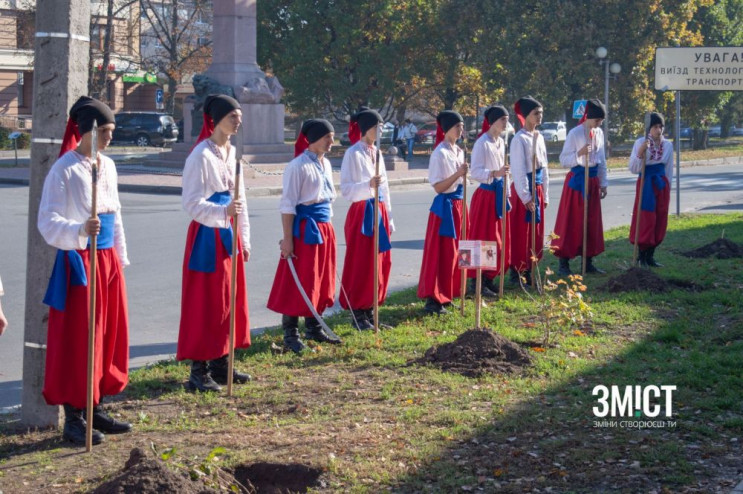 В Полтаве высадили калиновую аллею в чес…