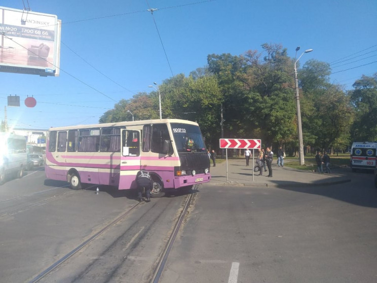 На Старосенной автобус сбил пожилую женщ…