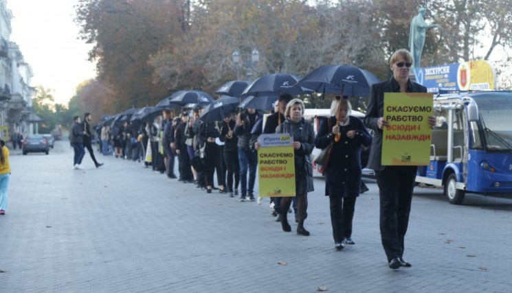 В Одесі відбулася хода з чорними парасол…