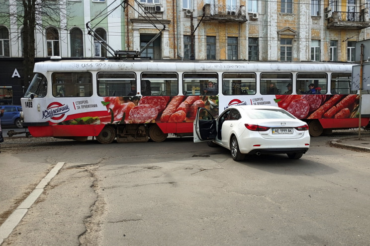 У центрі Дніпра автівка протаранила трам…