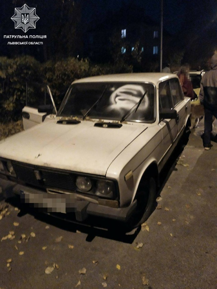 Як у Львові троє підлітків пошкодили авт…
