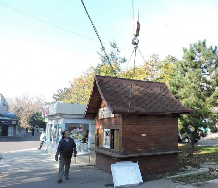 В Николаеве убрали незаконно установленн…