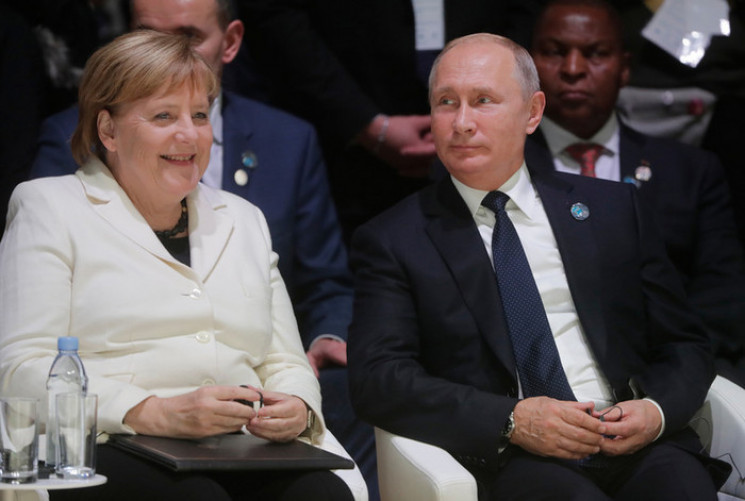 Жест отчаяния: Почему Меркель не добилас…