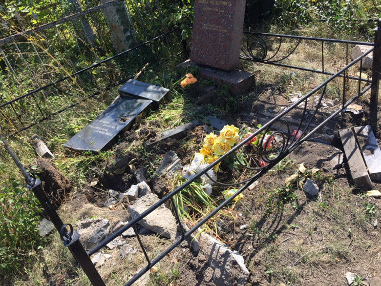 На кропивницком кладбище разрушают могил…