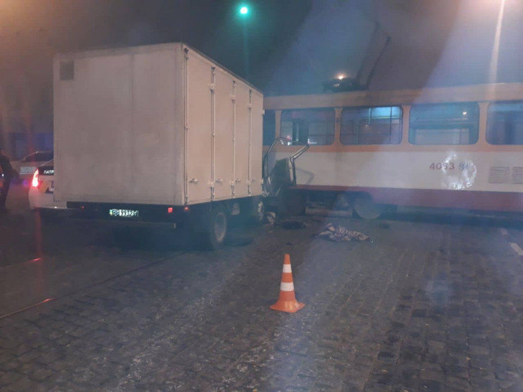 На Тираспольській площі вантажівка зіткн…