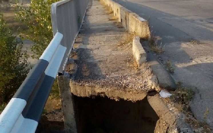 В Каменском обрушилась часть моста…