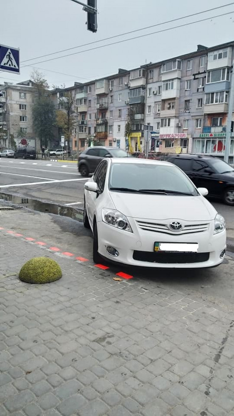 В Днепре автохам припарковался на "зебре…