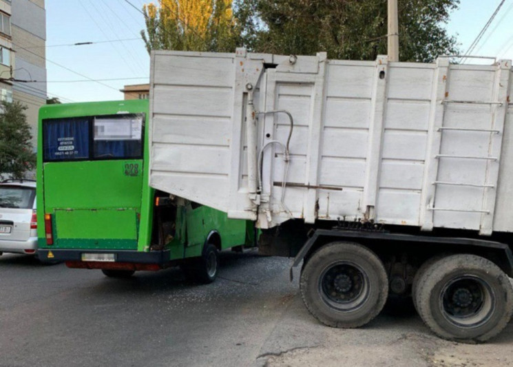 У Запоріжжі водій сміттєвоза, що влетів…