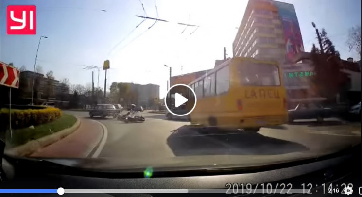 Як у центрі Львова зіткнулися автомобіль…