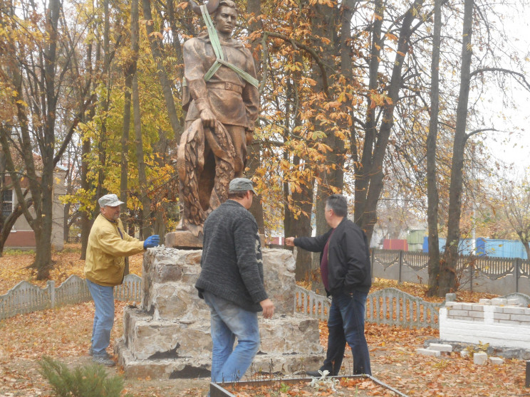 Вінницькі скульптори відновили монумент,…