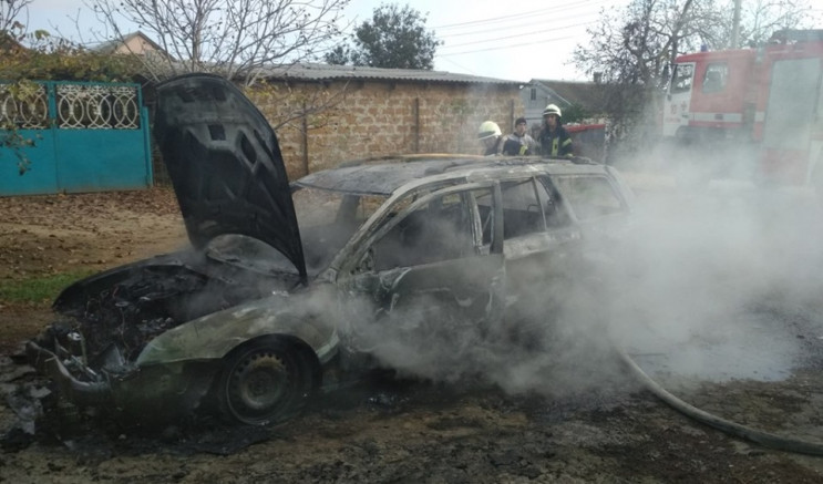 У херсонському селі вщент згорів автомоб…