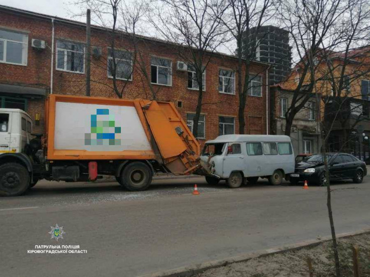 Потрійна ДТП: У сміттєвоз у Кропивницько…