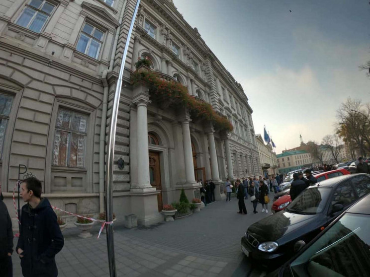 У Львові тисяча чиновників опинилися на…