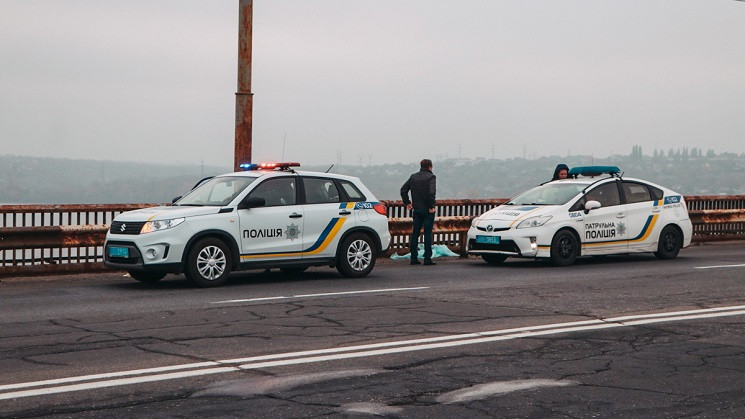 У Дніпрі чоловік рибалив на мосту і рапт…