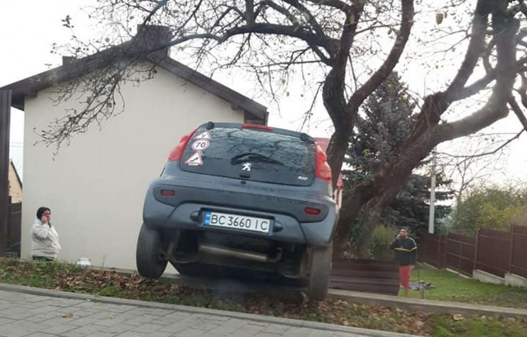 Як у Львові жіночий автомобіль злетів з…