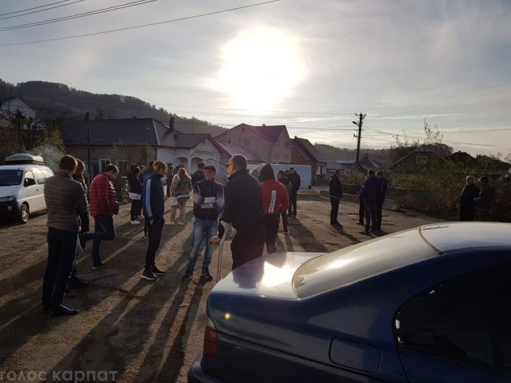 На Хустщині  люди заблокували автомобіль…