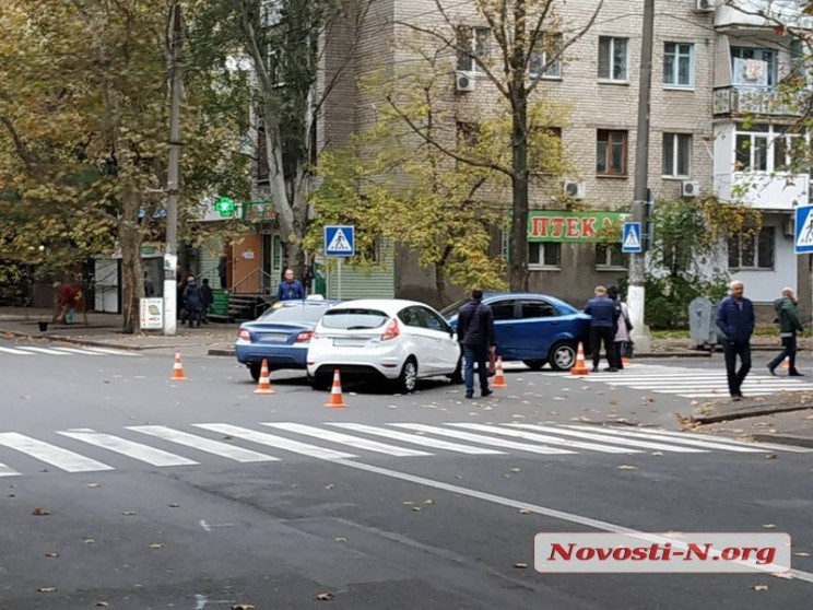 У Миколаєві три автівки заблокували цент…