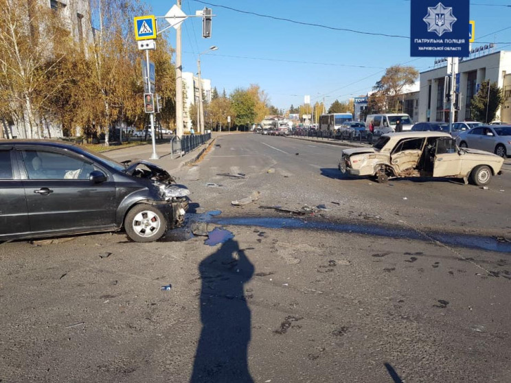 В Харькове разбились ВАЗ и Chevrolet: Дв…