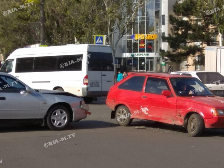 В центре Мелитополя "Тойота" протаранила…