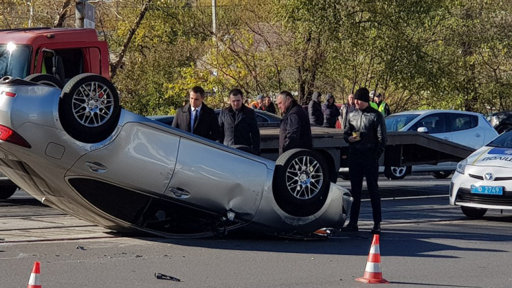 В Днепре на крышу перевернулся Lexus про…