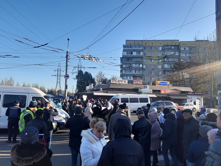 У Дніпрі люди перекрили дорогу через нов…