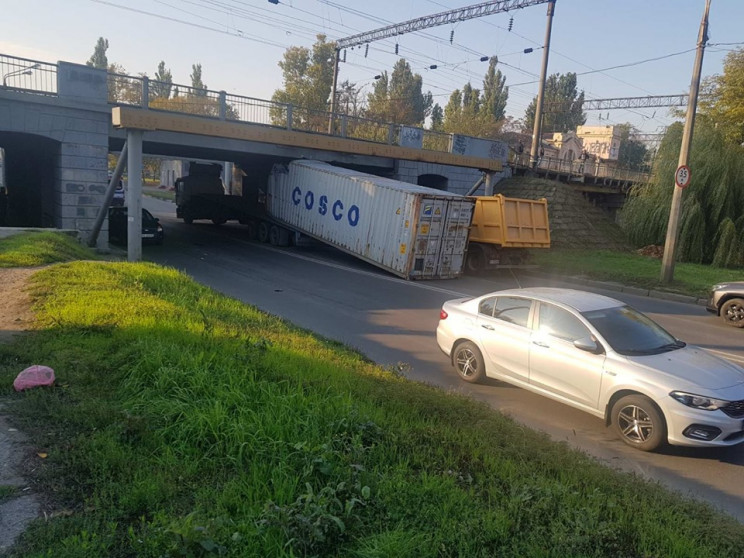 Під мостом у Червоного Хреста застрягла…