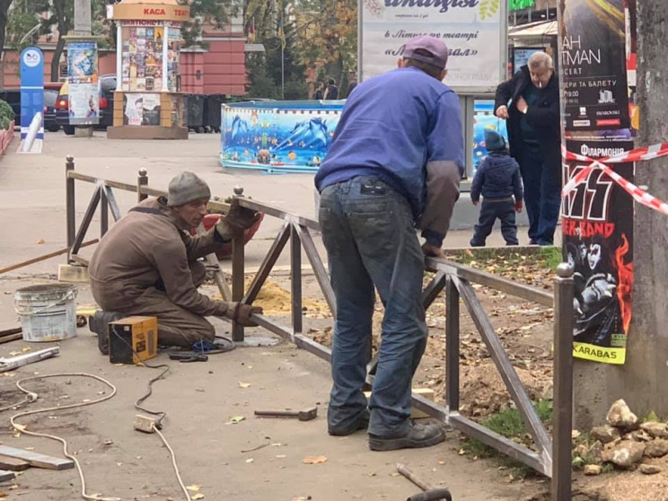 В парке Шевченко устанавливают ограждени…