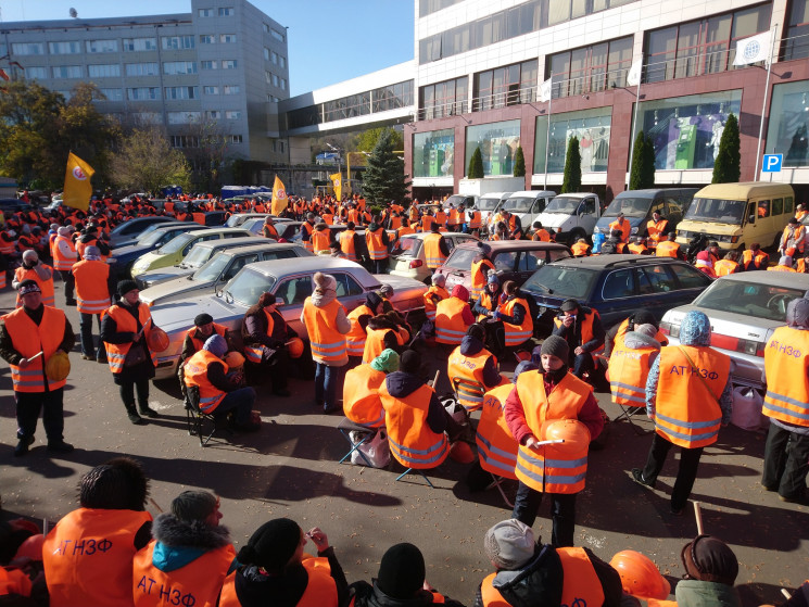 В Днепре протестующие под "Приватбанком"…