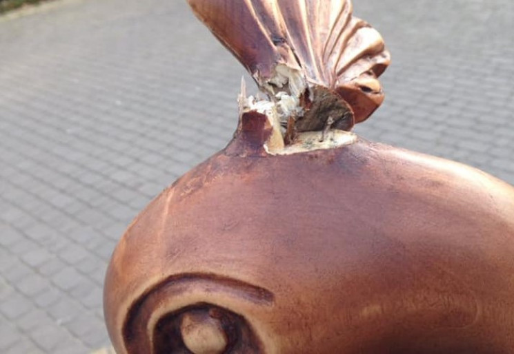 У Франківську понищили скульптуру павича…