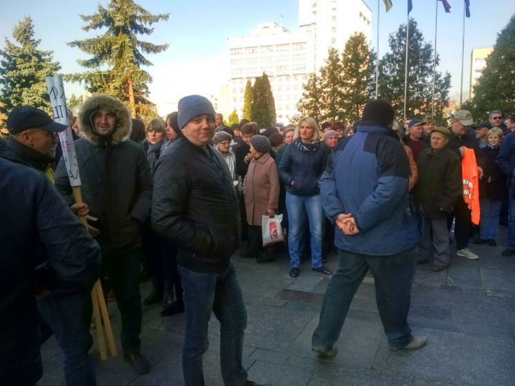 Автодорівці у Тернополі вийшли на пікет,…