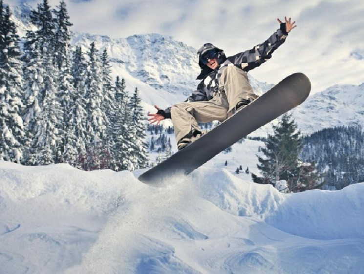 У Дніпрі хлопець катався на сноуборді по…