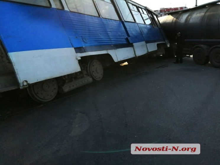 В Николаеве фура вытолкнула трамвай с ре…