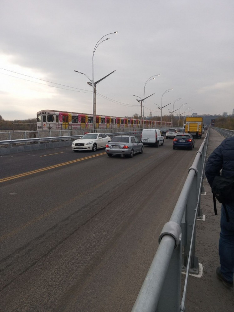 У Києві відкрили рух мостом через Русані…