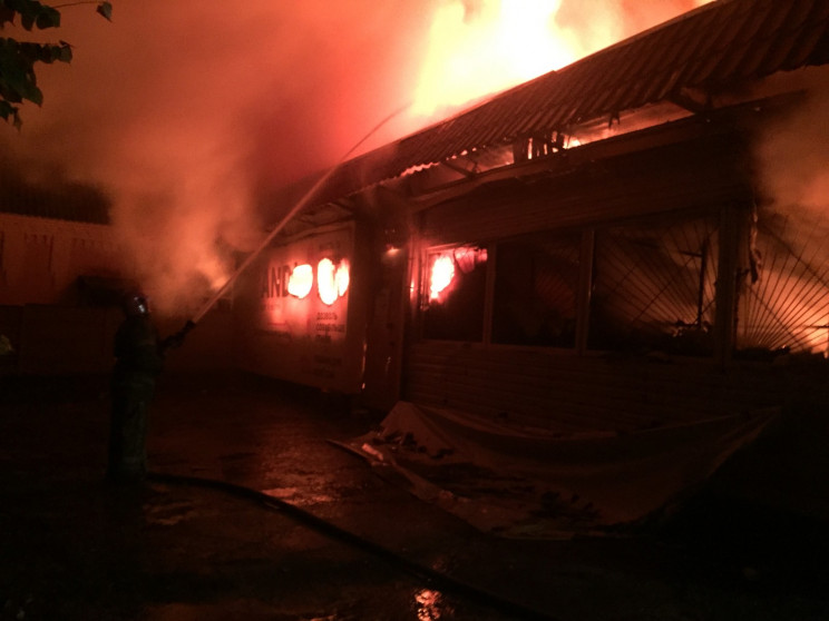 На Полтавщині пожежа знищила магазин одя…