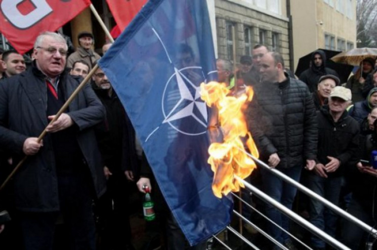 У столиці Сербії спалили прапори ЄС і НА…